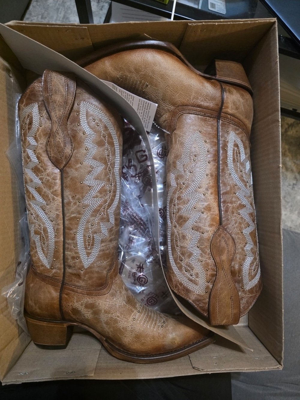 Circle G Women's 13 in. Embroidery/Studs Cowhide Western Boots - Picture 3 of 11